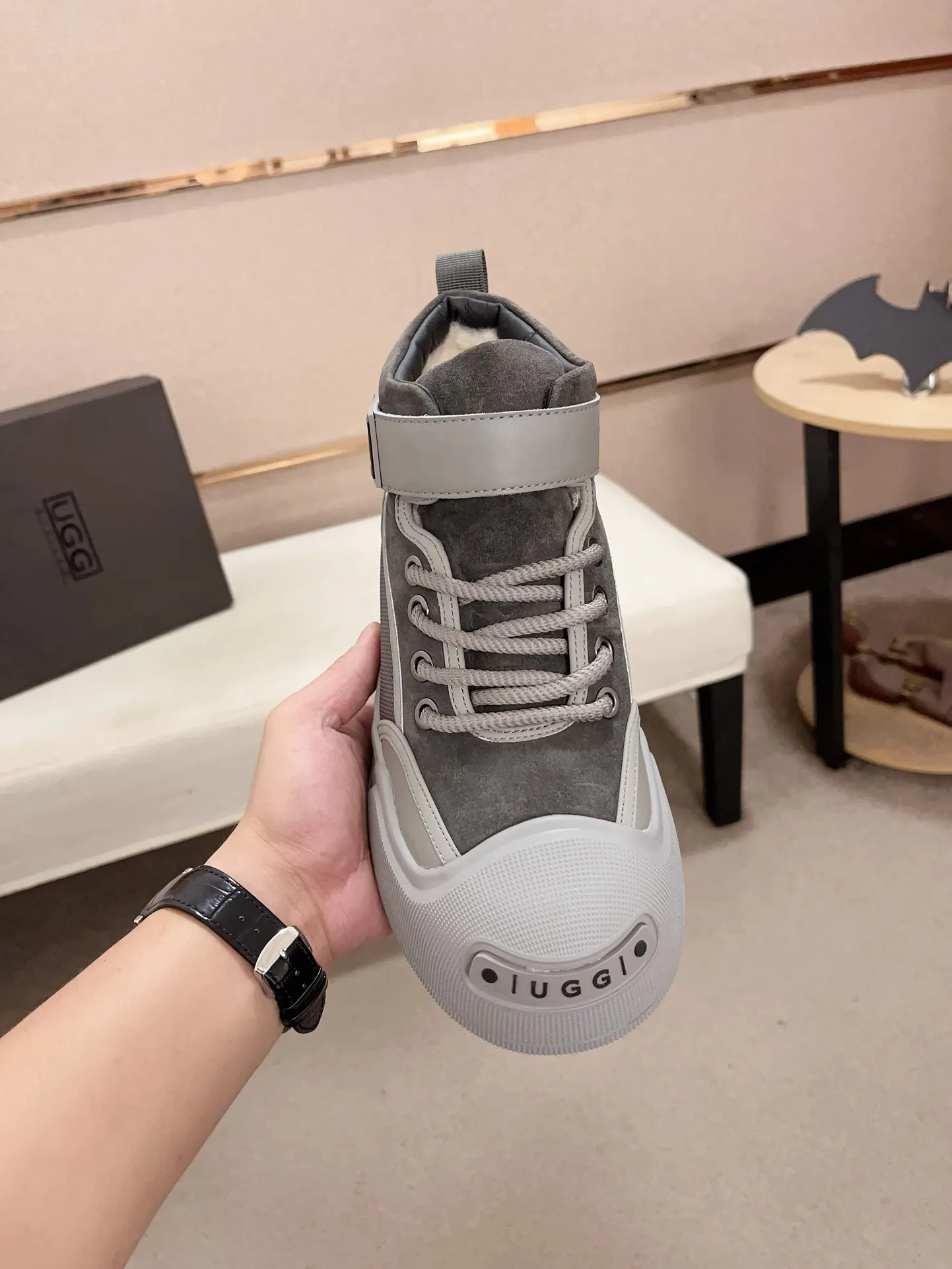 Factory Price: 380 Men's Men's Shoes💰North American Men's Shoes Ugg ☃️In the special sale of new high-quality men's shoes and snow boots in autumn and winter, the nemesis of extreme cold weather! Made of cowhide leather, merino wool lining, and original outsole, whether driving, outdoor or daily wear, there is always one that suits you! Code number 39-44